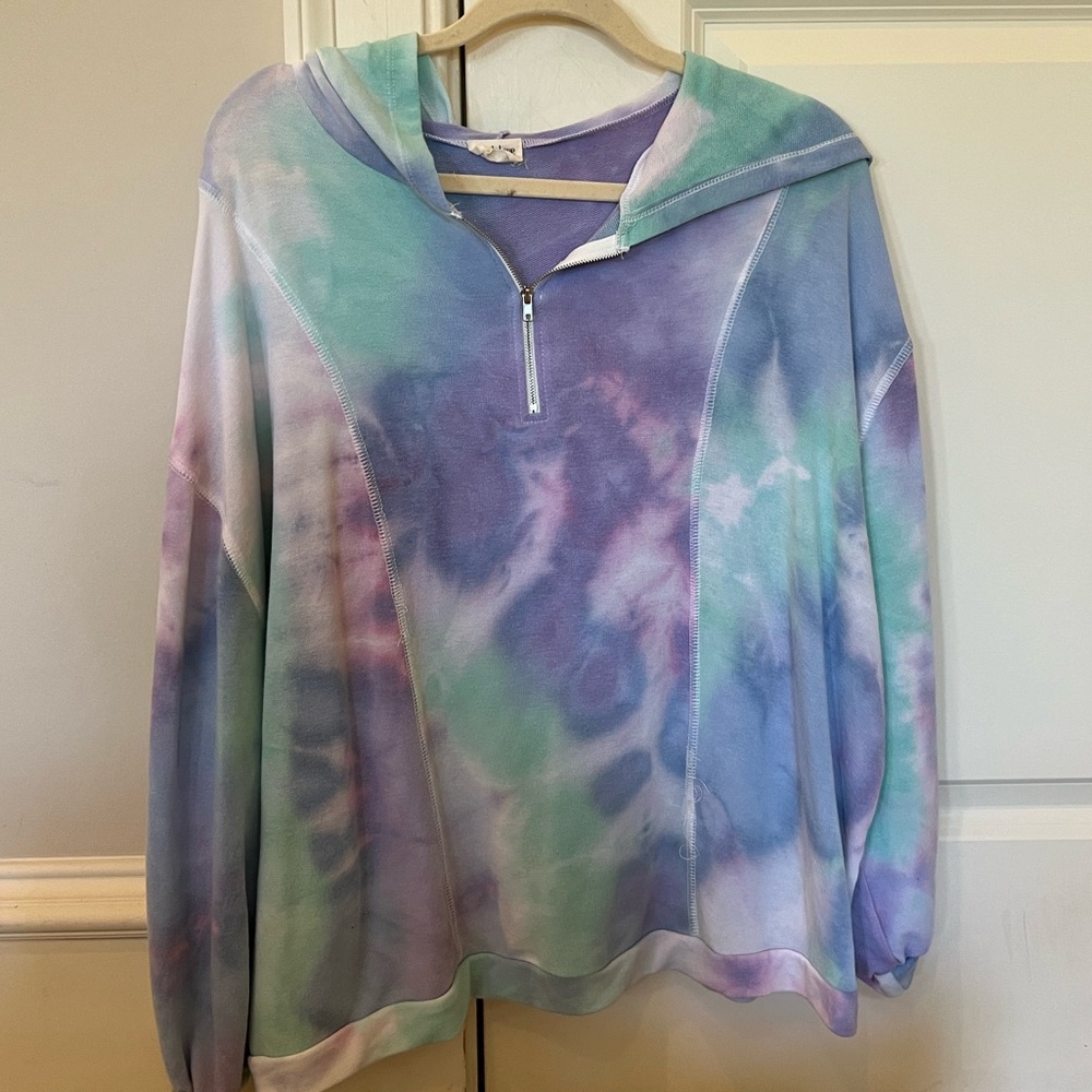 Oversized/relaxed fit, hooded quarter zip